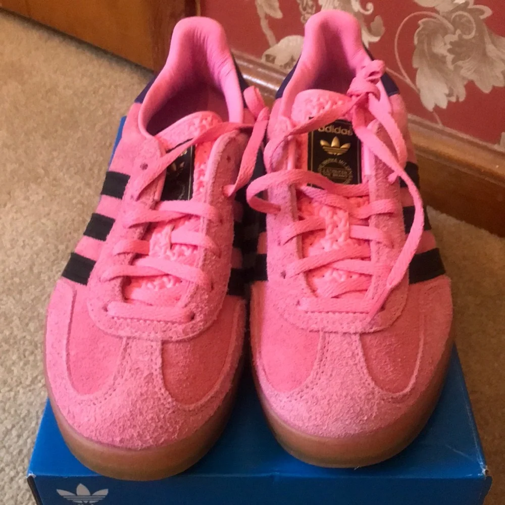 Adidas Womens BRAND NEW Gazelle sneakers in Bliss Pink. Size 6!